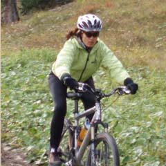 Yogareise Yoga und Bike, Yogareise nach Lermoos, Natascha Kießler beim Mountain-biken 